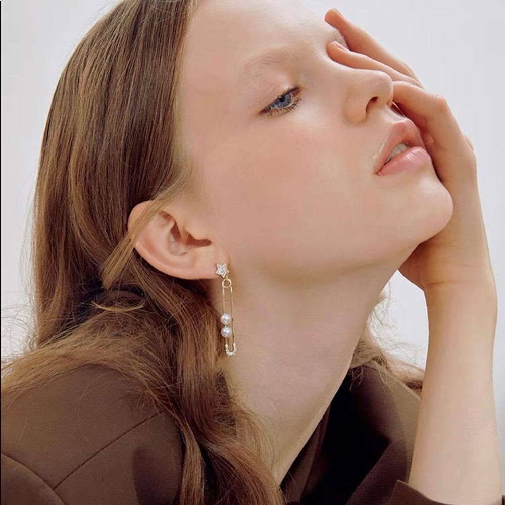 Earrings in the shape of safety pins